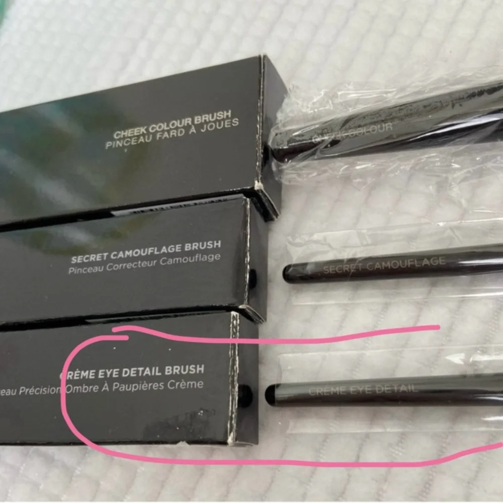 Laura Mercier Brush “Crème Eye Detail” Brush - NWT in box